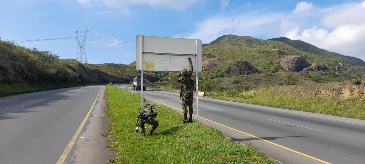 El ELN sigue sembrando terror en el país: panfletos alusivos al grupo armado aparecieron este martes en varias vías del Valle.