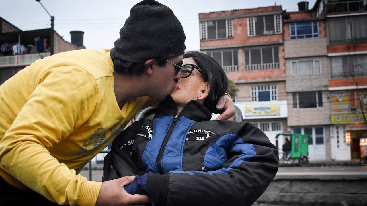 Cristian Montenegro se volvió viral en redes sociales por tener "una relación sentimental" con una muñeca de trapo.