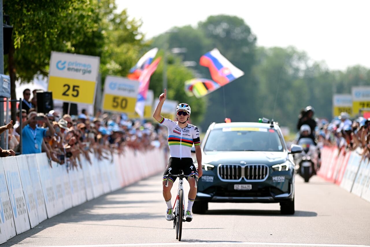 WEINFELDEN, SUIZA - 17 DE JUNIO: Remco Evenepoel de Bélgica y Team Soudal Quick-Step celebran en la línea de meta como ganador de etapa durante el 86.º Tour de Suiza 2023, Etapa 7, una etapa de 183,5 km desde Tübach a Weinfelden / #UCIWT / el 17 de junio de 2023 en Weinfelden, Suiza. (Foto de Dario Belingheri/Getty Images)
