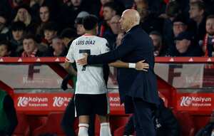 Arne Slot saluda a Luis Díaz tras sacarlo de la cancha durante el partido ante Nottingham Forest