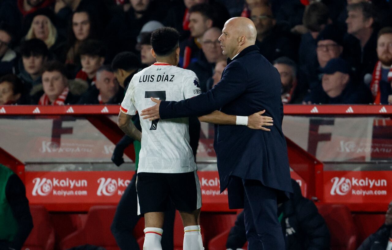 NOTTINGHAM, ENGLAND - JANUARY 14: Luis Diaz of Liverpool is substituted by Arne Slot, Manager of Liverpool during the Premier League match between Nottingham Forest FC and Liverpool FC at City Ground on January 14, 2025 in Nottingham, England. (Photo by Richard Sellers/Sportsphoto/Allstar via Getty Images)