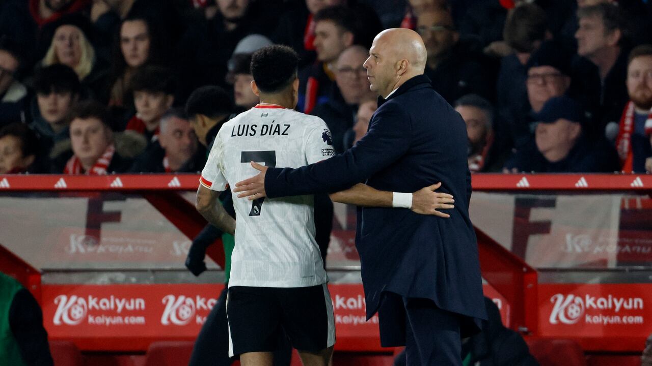 NOTTINGHAM, ENGLAND - JANUARY 14: Luis Diaz of Liverpool is substituted by Arne Slot, Manager of Liverpool during the Premier League match between Nottingham Forest FC and Liverpool FC at City Ground on January 14, 2025 in Nottingham, England. (Photo by Richard Sellers/Sportsphoto/Allstar via Getty Images)