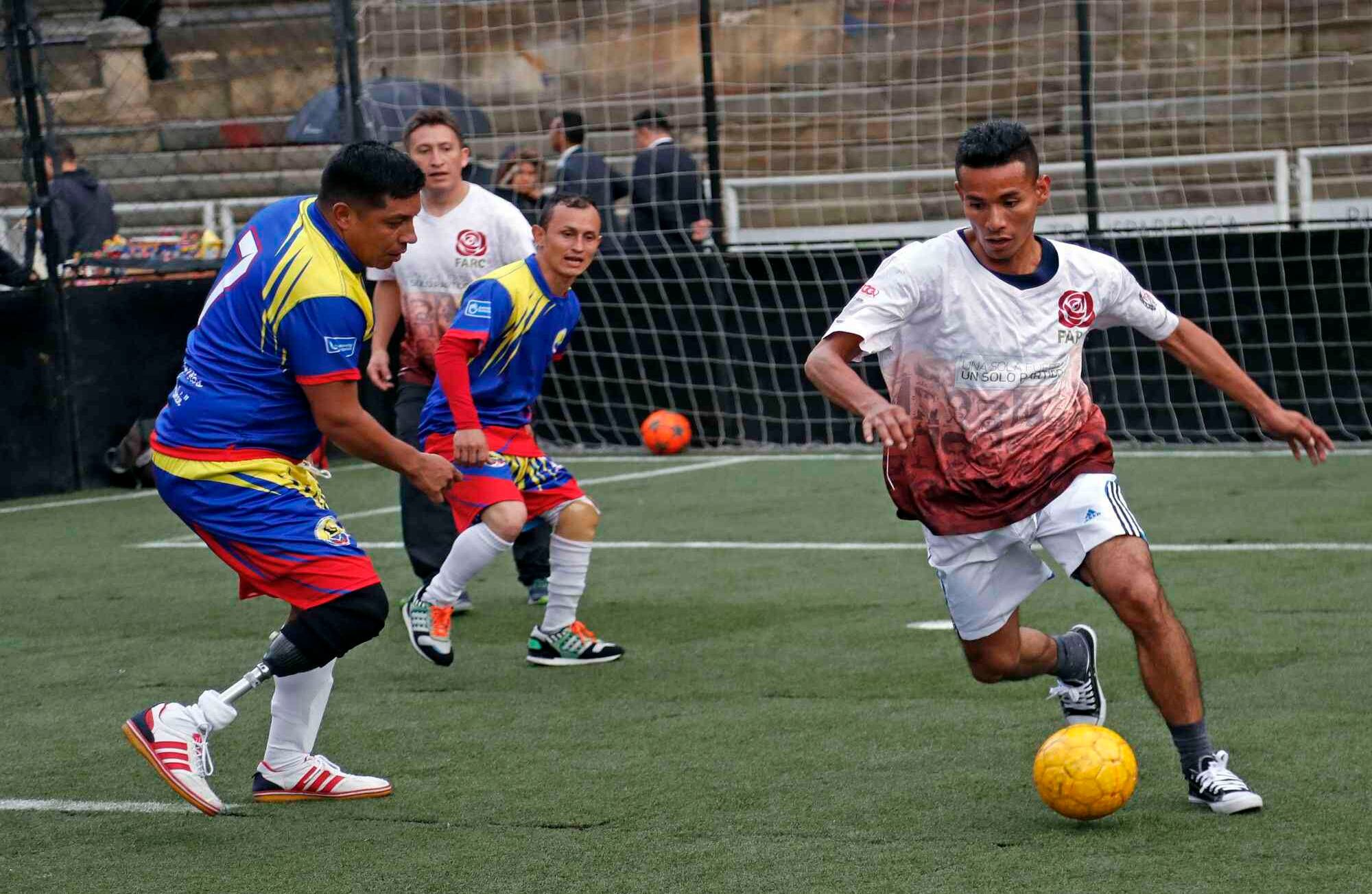 El equipo de los desmovilizados portó camisa blanca con el logo de la FARC y los ex militares casaca azul oscura. FOTO: León Darío Peláez