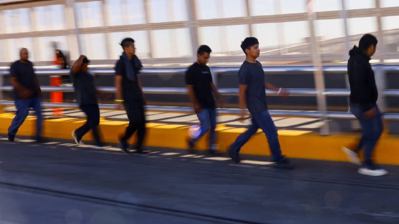 Migrantes regresan de Estados Unidos a México luego de que fueron devueltos por agentes de la Patrulla Fronteriza.