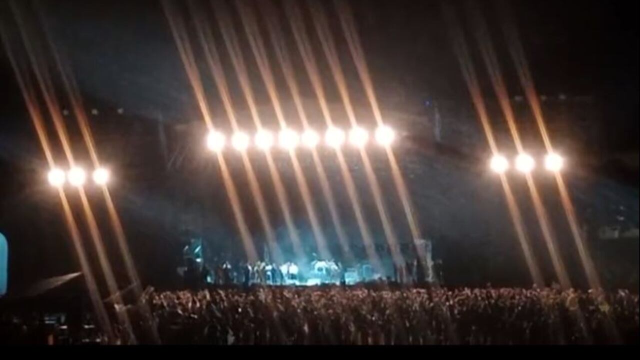 El concierto fue suspendido debido a un fuerte aguacero.