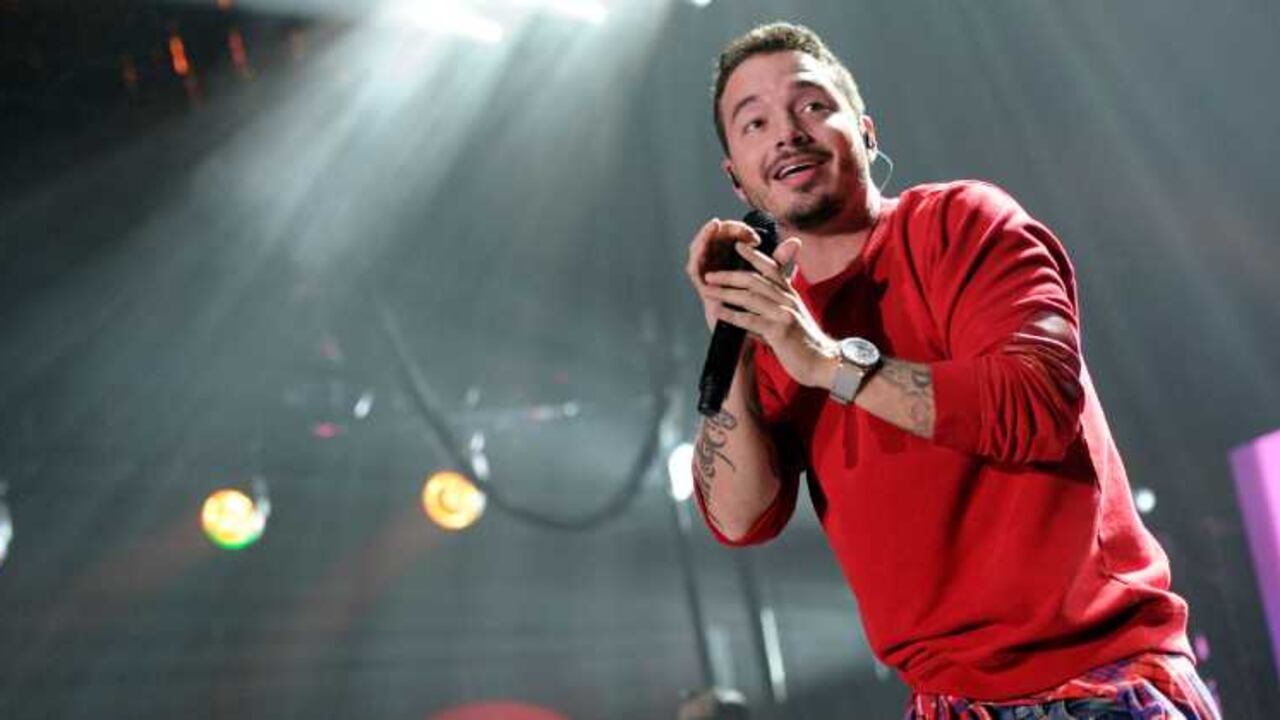 J Balvin es un cantante, compositor y productor colombiano de música urbana y reggaeton.