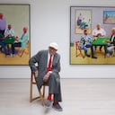 David Hockney frente a dos de sus pinturas, 'Card Player #3 y 'Bigger Card Players', en una exhibición de 2015. Foto: Dan Kitwood/Getty Images.
