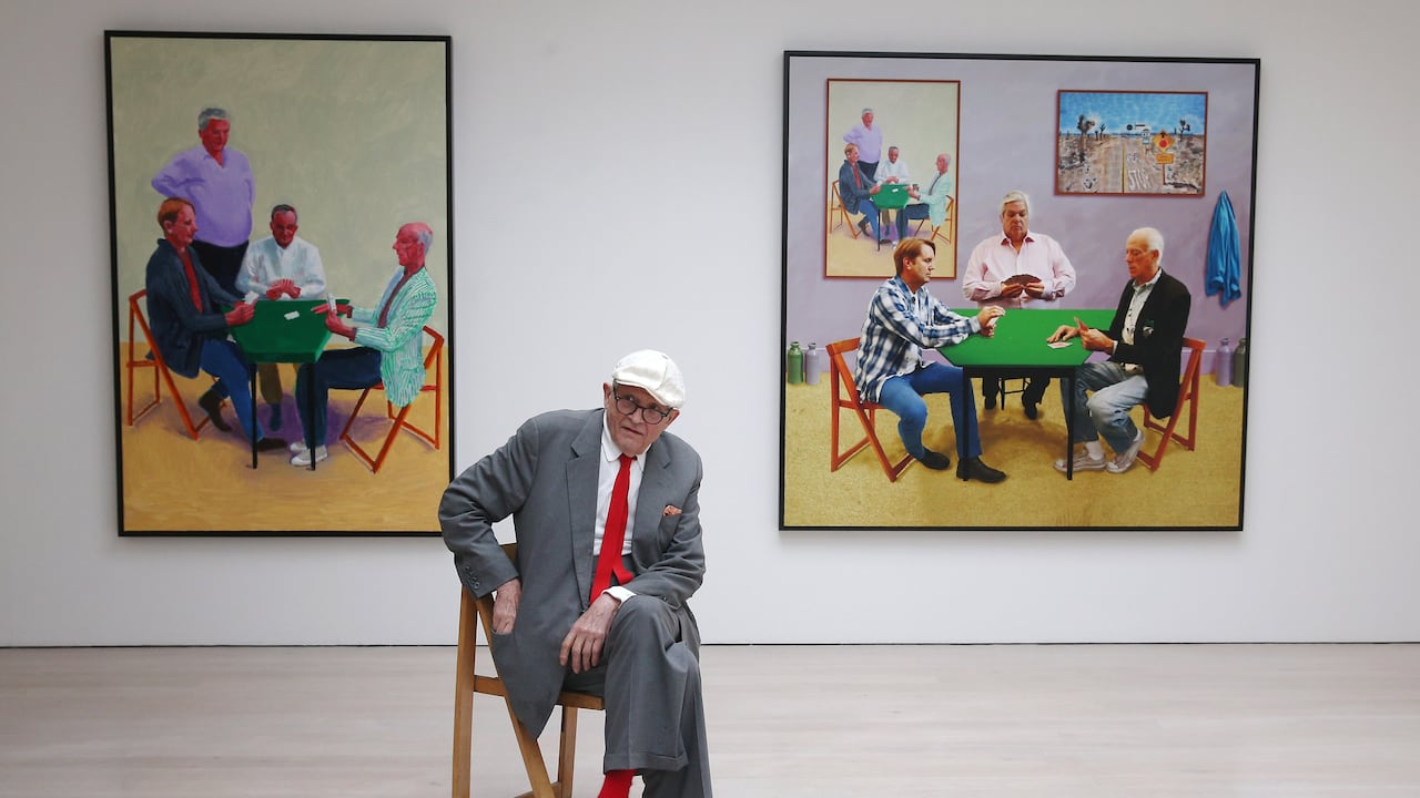 David Hockney frente a dos de sus pinturas, 'Card Player #3' y 'Bigger Card Players', en una exhibición de 2015. '