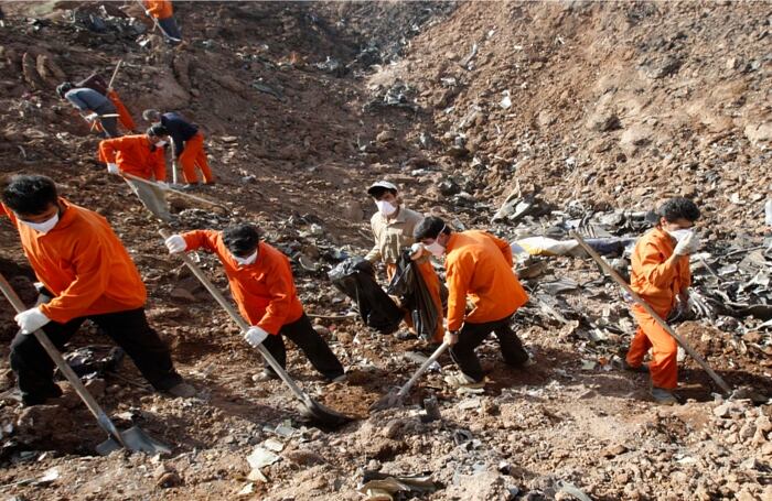 Miércoles, 15 de julio de 2009. Trabajos de rescate en el lugar del accidente de la aerolínea iraní Caspian Airlines. El impacto generó un hueco de 10 metros de profundidad. AP Photo/Vahid Salemi.