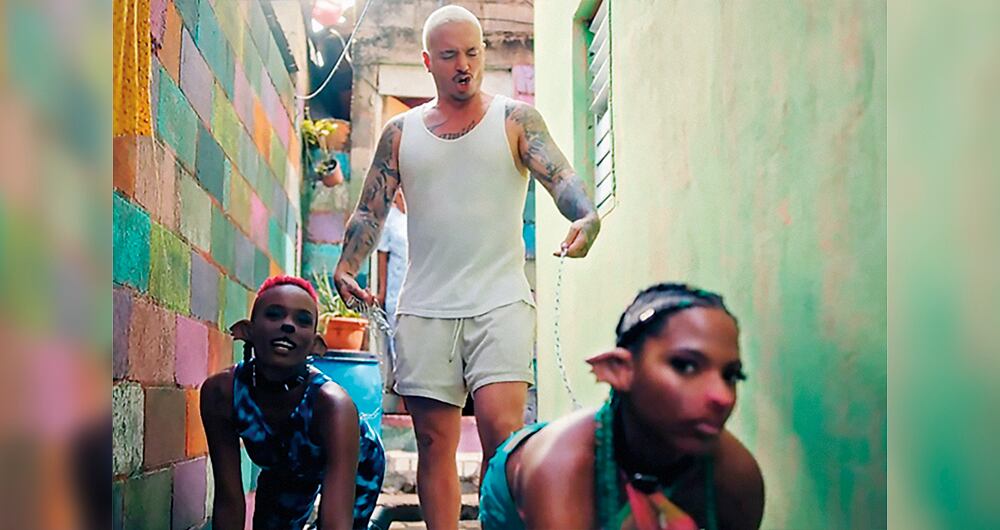 En el video, J Balvin pasea a dos bailarinas como si fueran mascotas. Tokischa baila dentro de una perrera en la que hay mujeres en jaulas. 