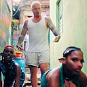 En el video, J Balvin pasea a dos bailarinas como si fueran mascotas. Tokischa baila dentro de una perrera en la que hay mujeres en jaulas.