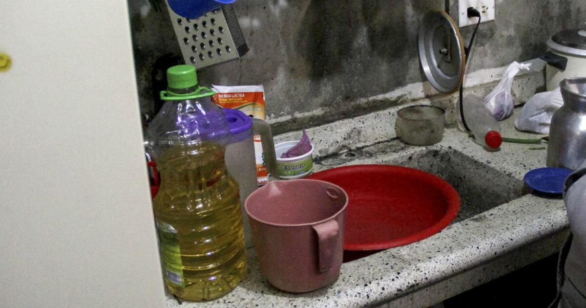 En la cocina la llave del lavaplatos no funciona. Foto: Carlos Bernate /SEMANA.