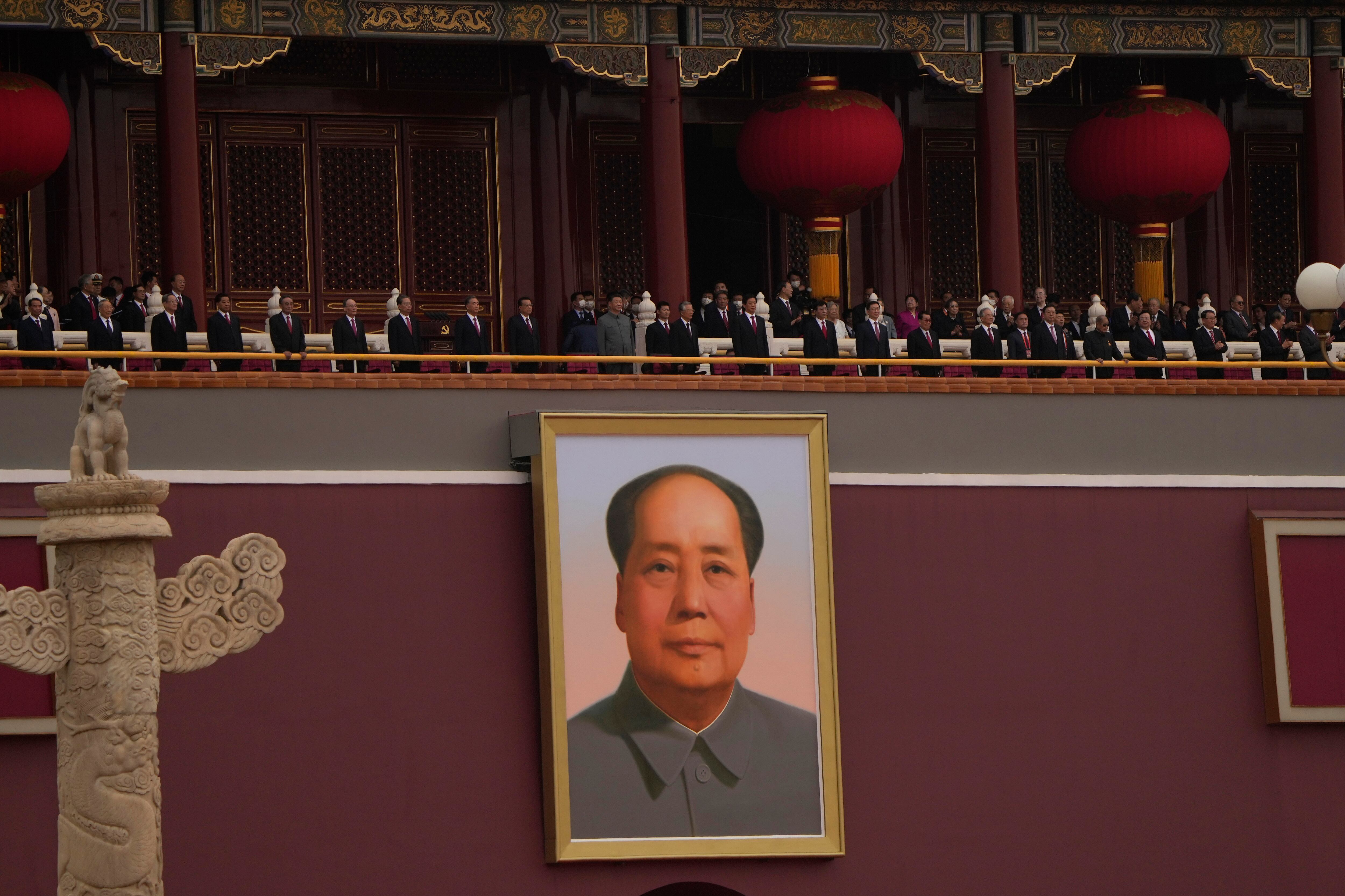 El presidente chino Xi Jinping, en el centro, sobre un gran retrato del difunto líder Mao Zedong durante una ceremonia para conmemorar el centenario de la fundación del gobernante Partido Comunista Chino en la Puerta de Tiananmen en Pekín el jueves 1 de julio de 2021. Foto: AP Photo/Ng Han Guan.
