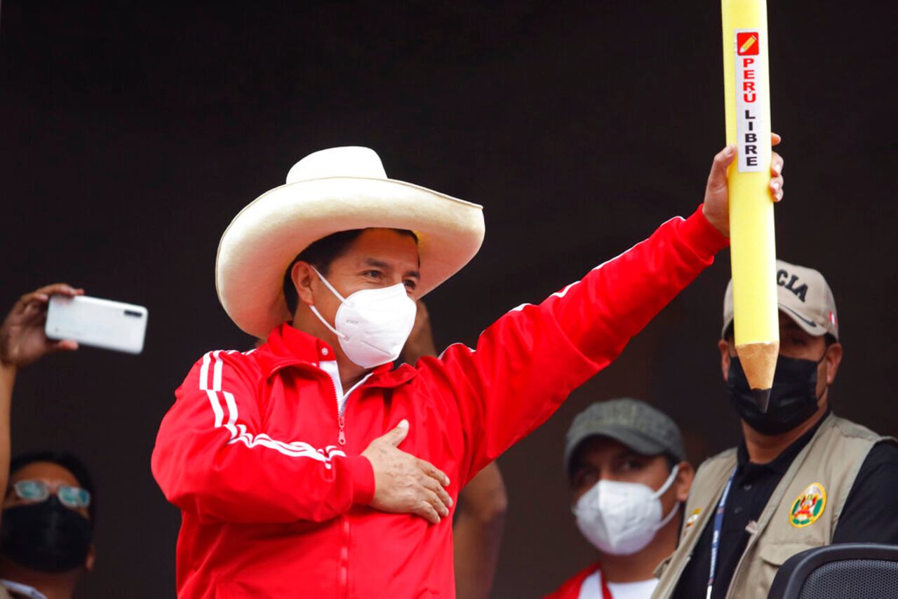 Con sombrero blanco de copa alta típico de Cajamarca, recorrió pacientemente las regiones de Perú, incluso a caballo, para conseguir votos.