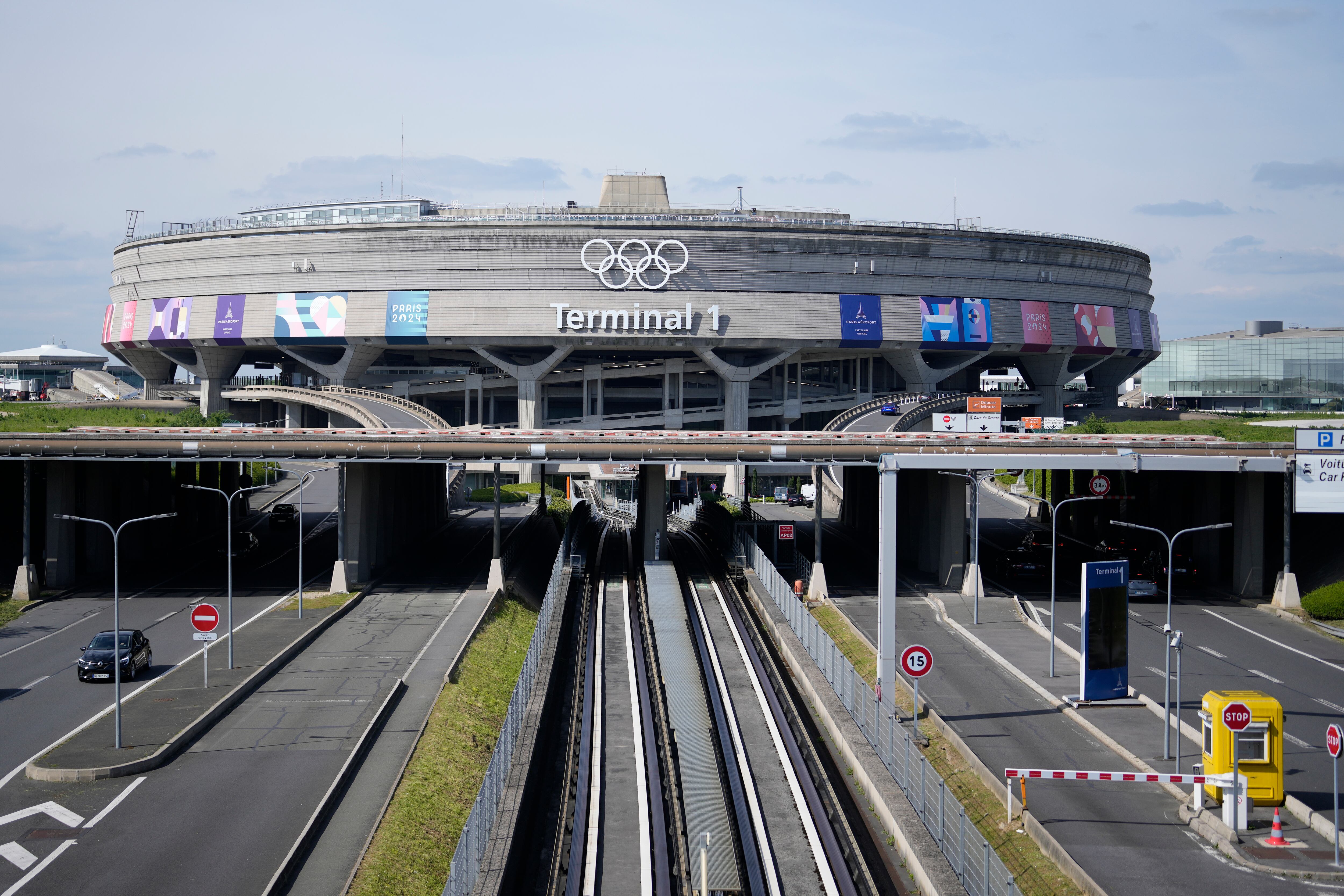 La terminal 1 del aeropuerto Charles de Gaulle, al norte de París, exhibe los anillos olímpicos, el martes 23 de abril de 2024. (AP Foto/Thibault Camus)