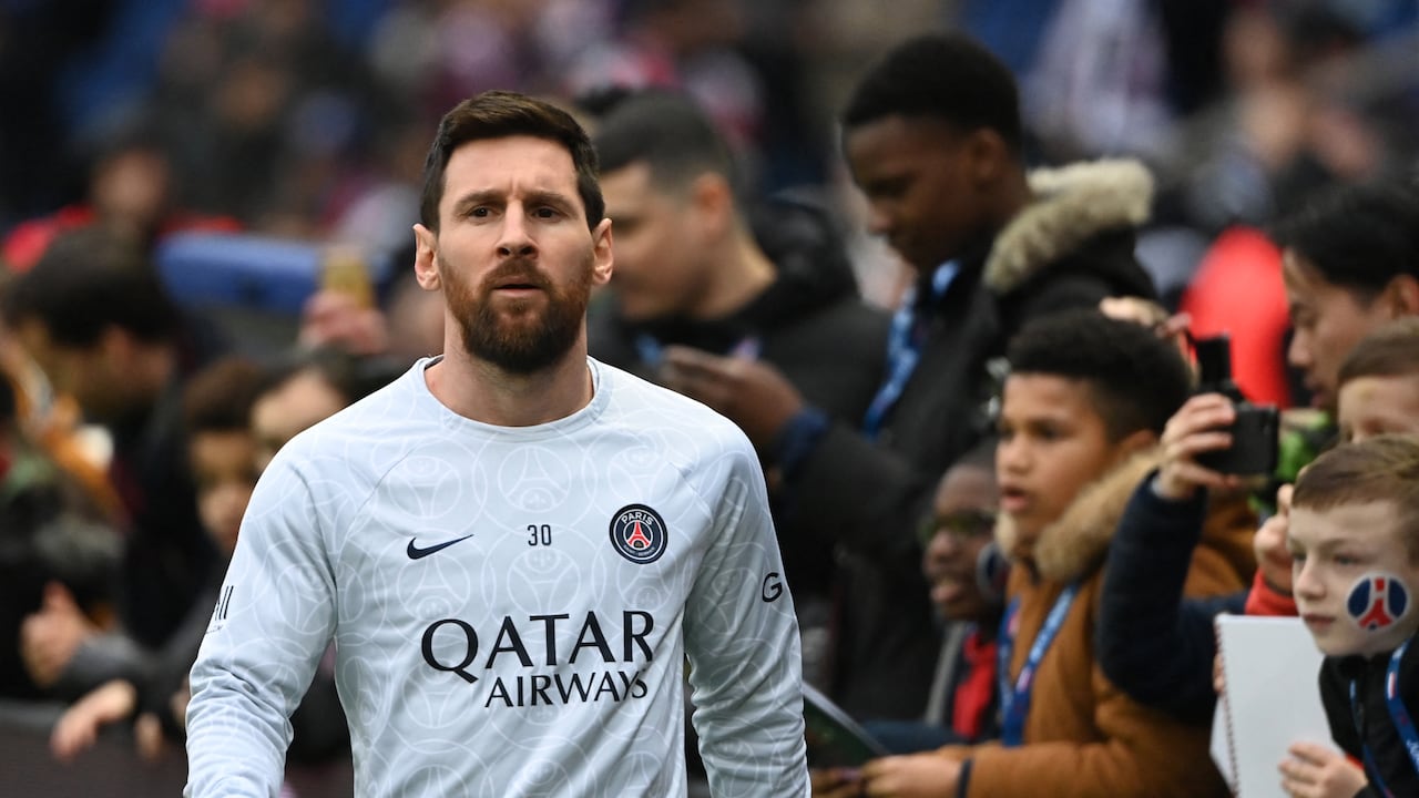 Paris Saint-Germain's Argentine forward Lionel Messi reacts during warm up prior to the French L1 football match between Paris Saint-Germain (PSG) and Toulouse FC at the Parc des Princes stadium in Paris on February 4, 2023. (Photo by Alain JOCARD / AFP)
