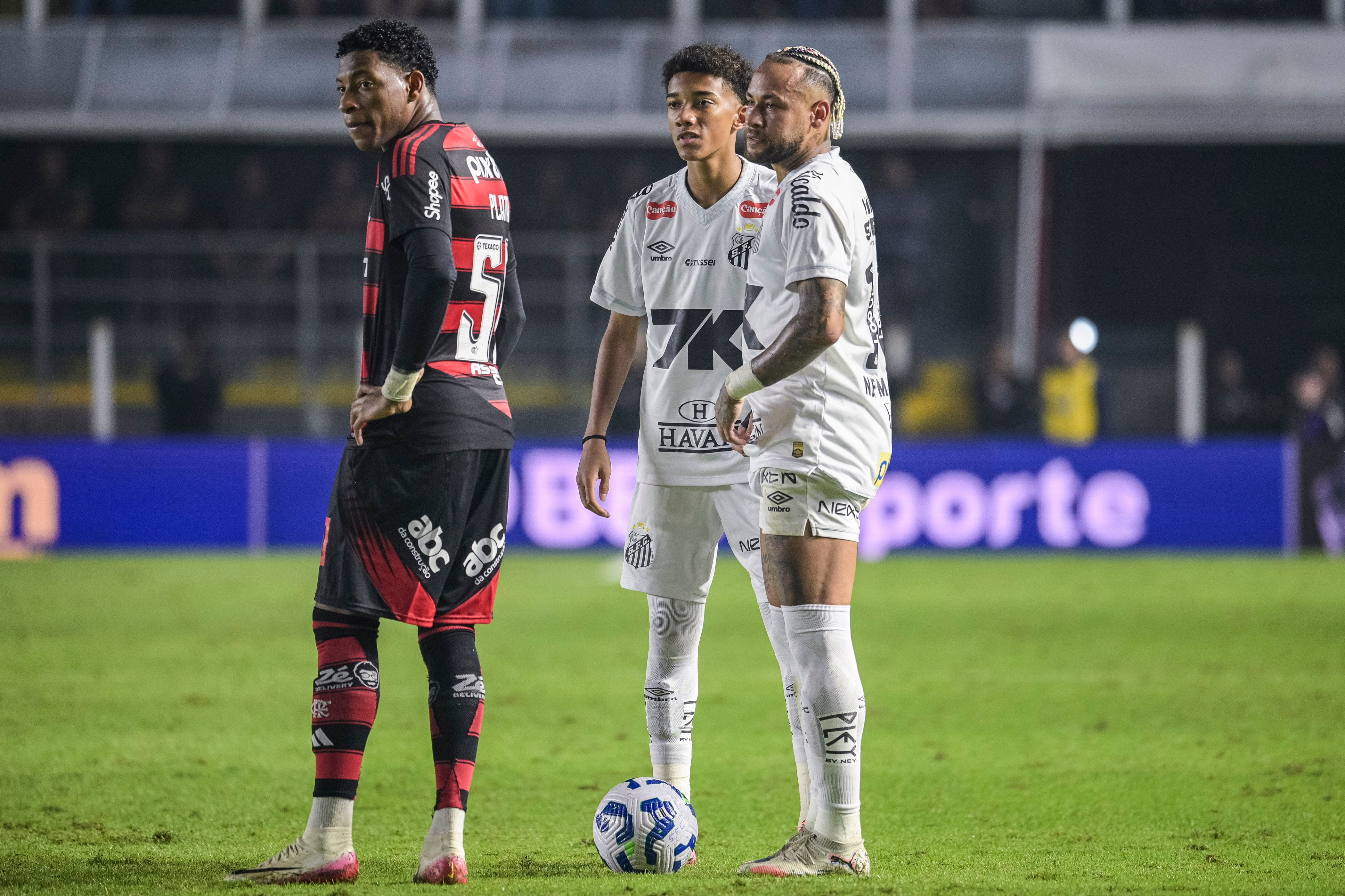 SANTOS, BRAZIL - JULY 16: Robinho Jr (C) and Neymar (R) prepare to take free kick Gonzalo Plata of CR Flamengo (L) looks on during the Brasileirao 2025 match between Santos and Flamengo at Urbano Caldeira Stadium (Vila Belmiro) on July 16, 2025 in Santos, Brazil. (Photo by Rebeca Schumacker/Sports Press Photo/Getty Images)