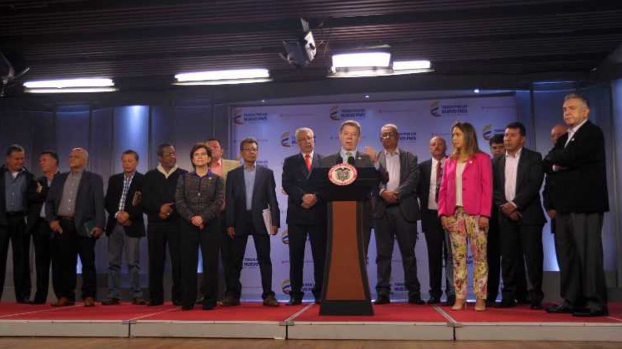 El presidente Juan Manuel Santos, acompañado por la ministra de Educación Gina Parody, y Fecode anunciaron el aumento de salario para los docentes.