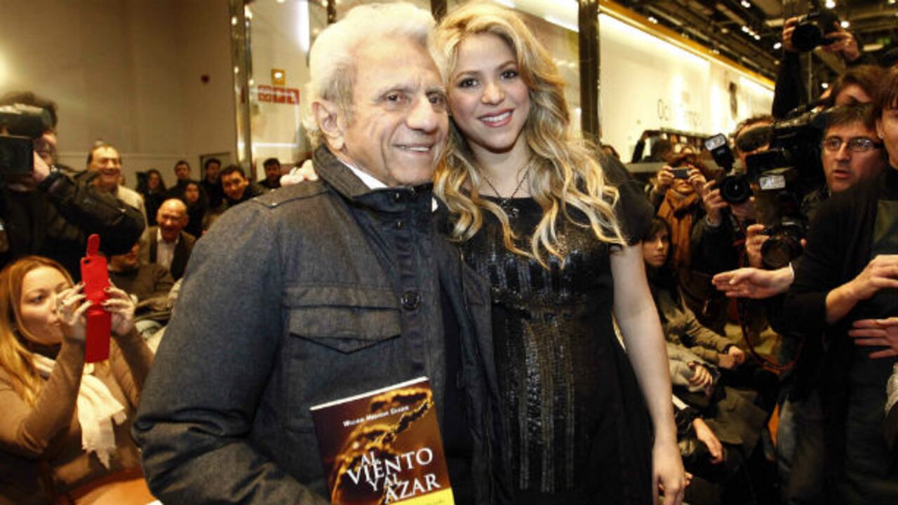 Shakira al lado de su padre, William Mebarak, en el lanzamiento del libro de este último, Al viento y al Azar.