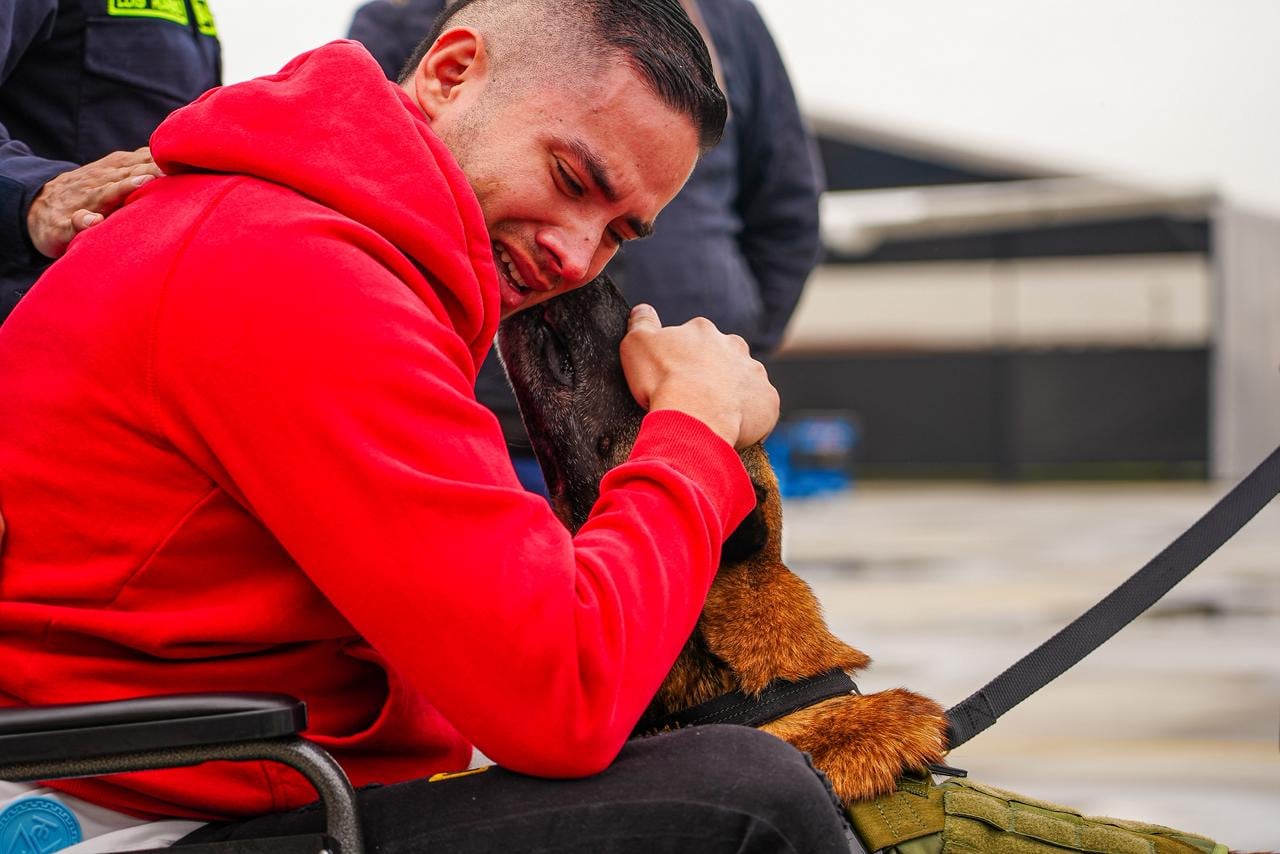 Emotivo reencuentro entre policía sobreviviente a atentado contra helicóptero en Antioquia, con Telmo, su perro antiexplosivos.