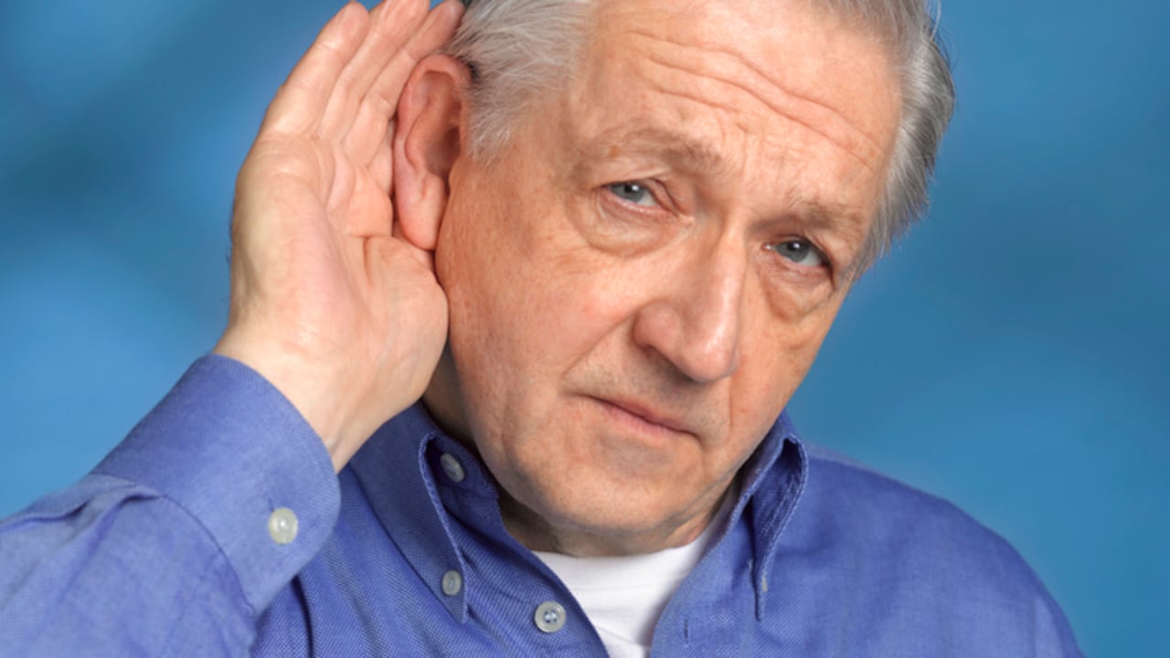 Con el paso de los años, los adultos mayores pueden sufrir de pérdida auditiva