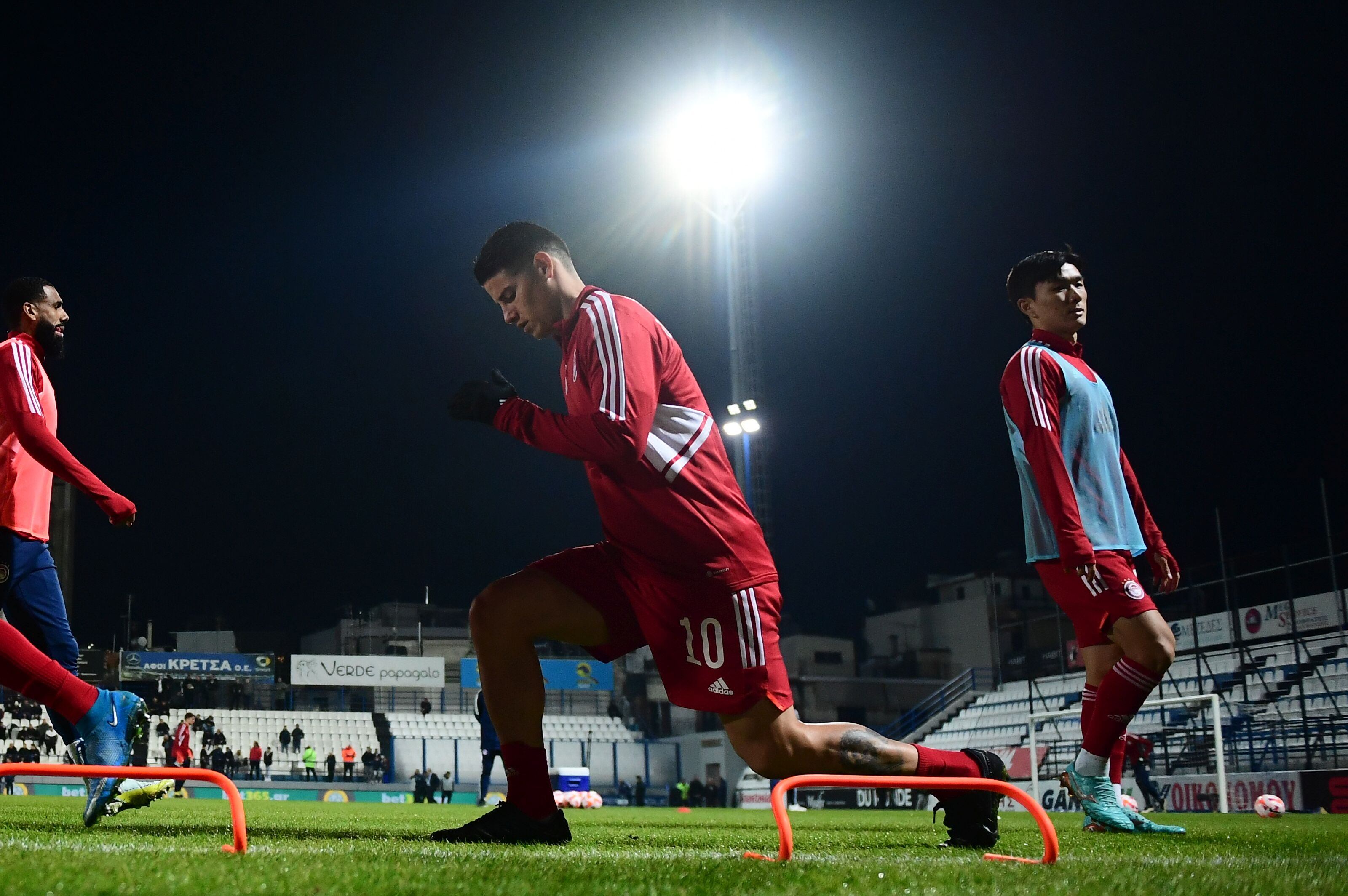 James durante un calentamiento con Olympiacos
