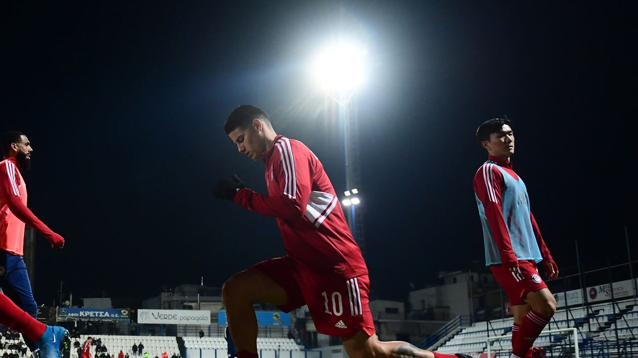 James durante un calentamiento con Olympiacos