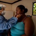 La doctora Mary Fernanda atiende a una paciente en la clínica móvil de Americares en Puerto Carreño, Vichada.