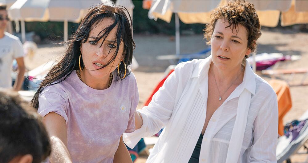 Dakota Johnson y Olivia Colman no la pasan bien en la playa...