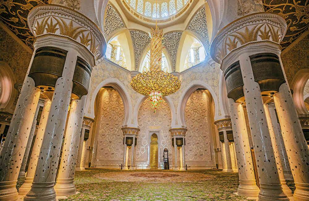 Interior de la nave principal de la mezquita Sheikh Zayed Bin Sultan Al Nahayan, en Abu Dabi. Fue diseñada por el sirio Yousef Abdelky.