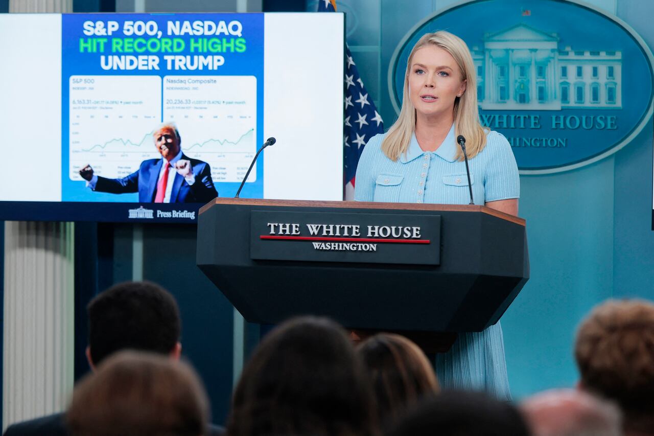 La secretaria de prensa de la Casa Blanca, Karoline Leavitt, habla durante una rueda de prensa en la Sala Brady de Prensa de la Casa Blanca el 30 de junio de 2025 en Washington
