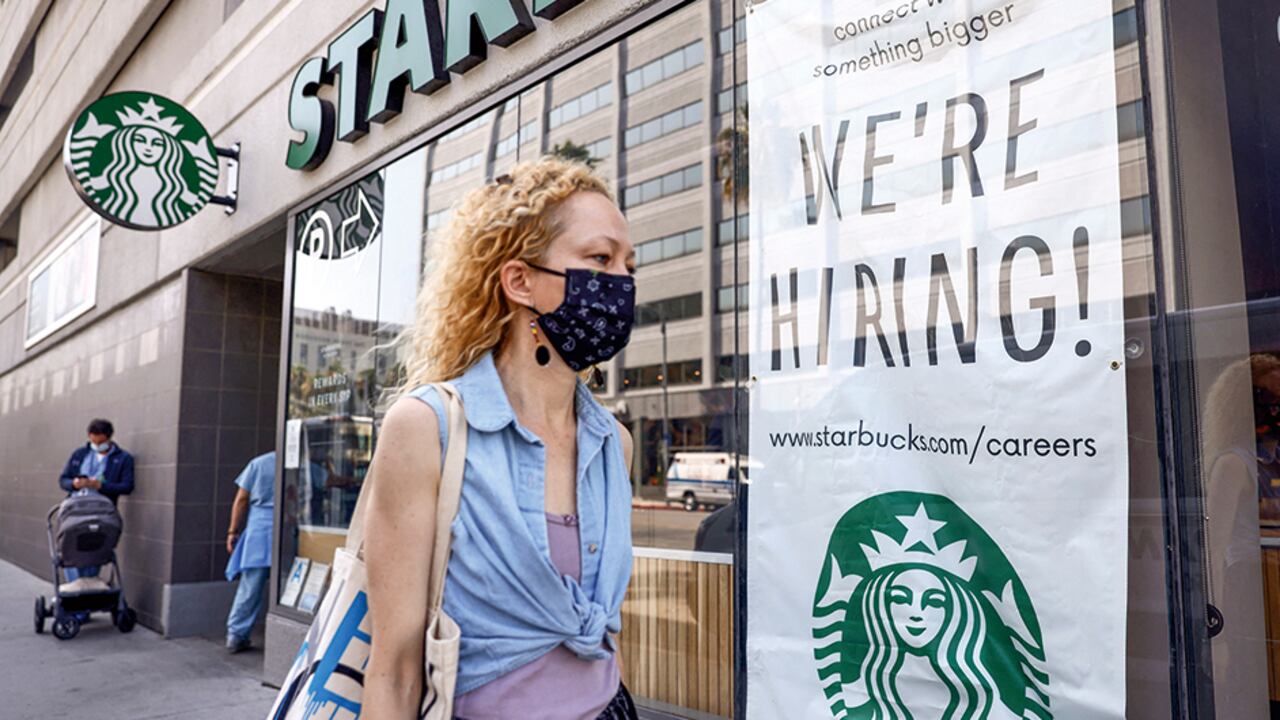 Millones de personas han renunciado a sus trabajos en Estados Unidos, generando empleos a los que muy poca gente aplica por ahora. Foto: Getty