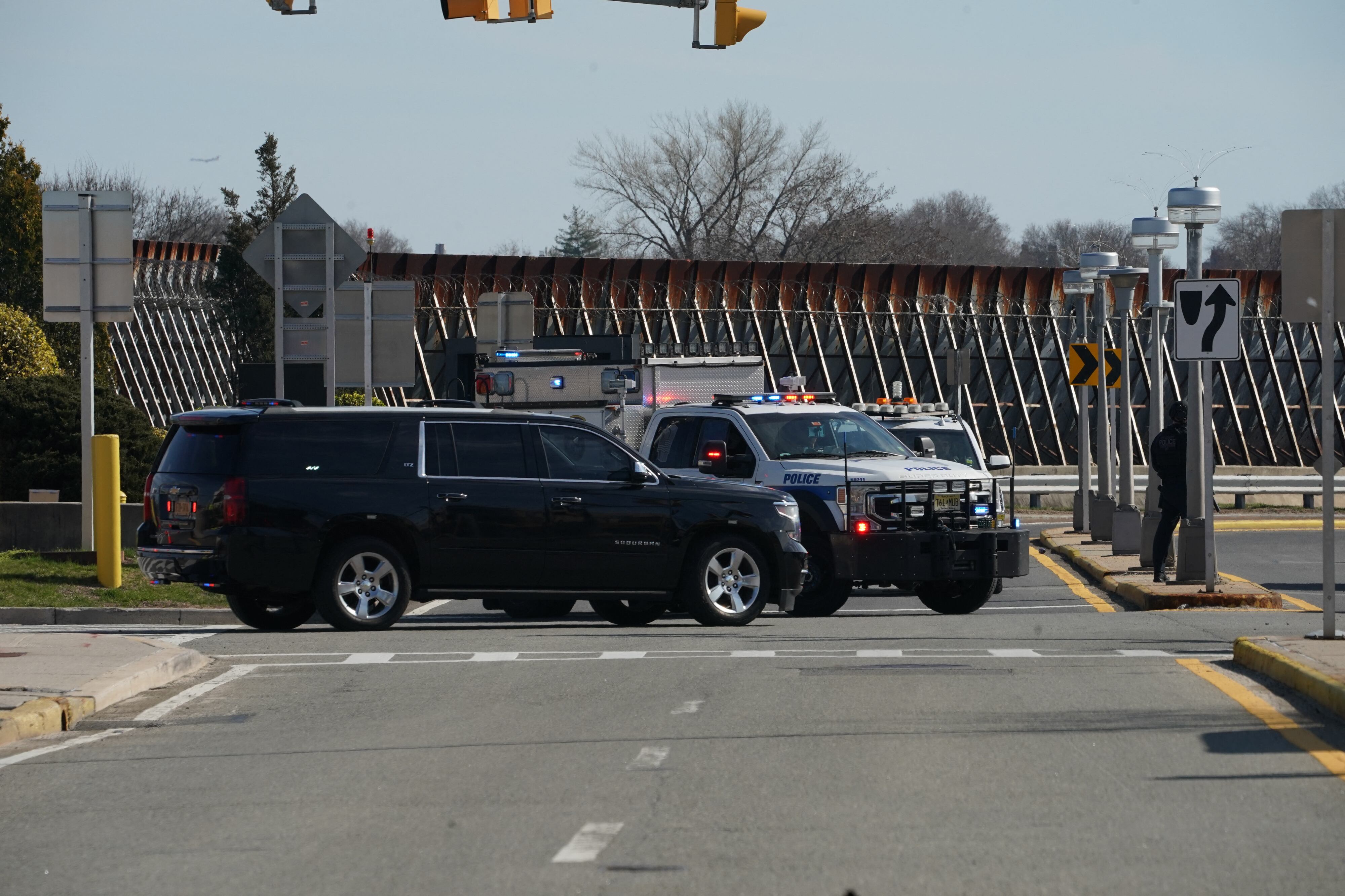 La caravana del expresidente estadounidense Donald Trump sale del aeropuerto LaGuardia en Queens, Nueva York, el 3 de abril de 2023. (Foto de Bryan R. Smith / AFP)