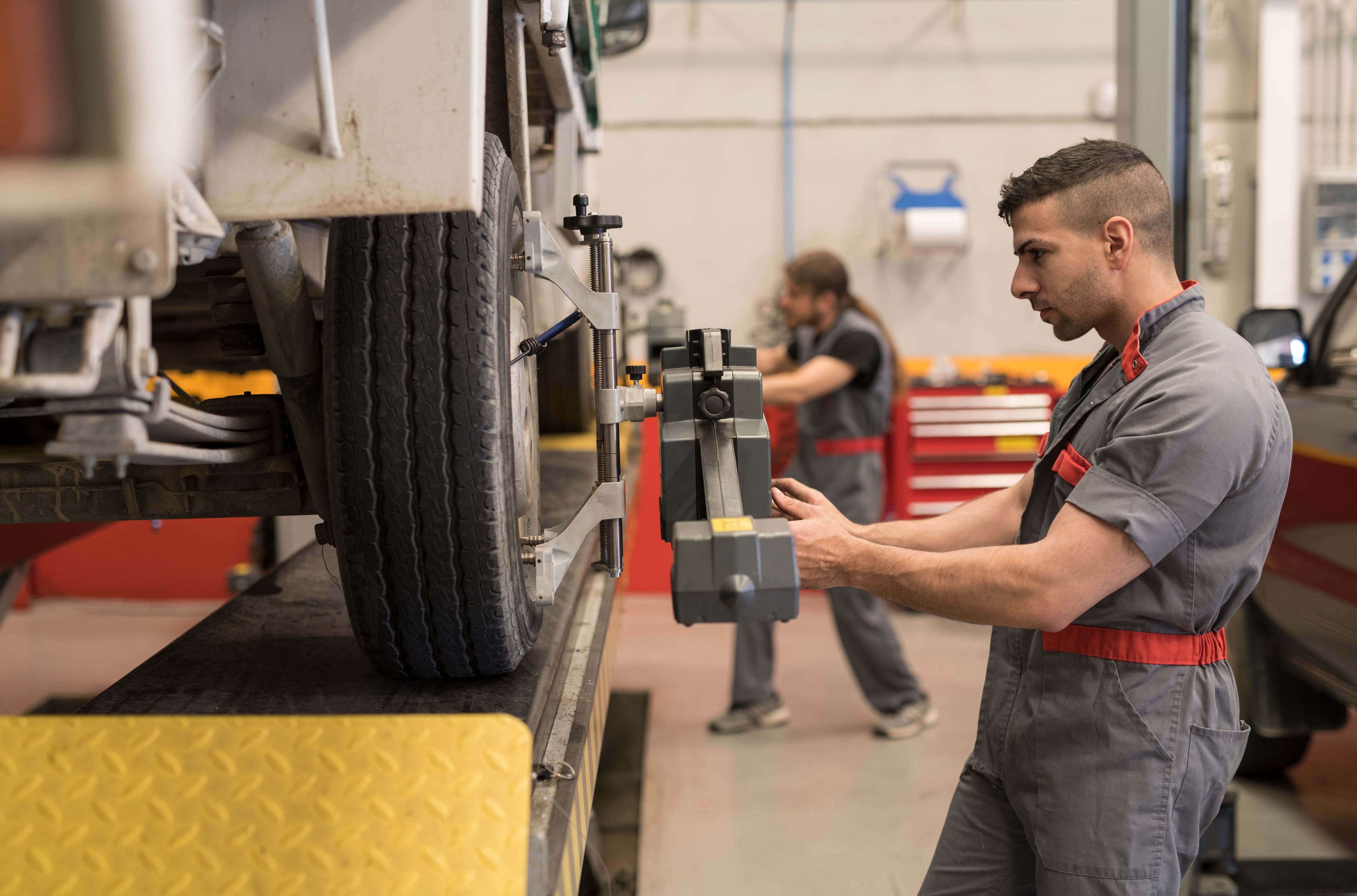 Revisión técnico-mecánica / Revisión de un carro / Revisión carro / Mecánico / Mecánico carro / Mécanico de carros