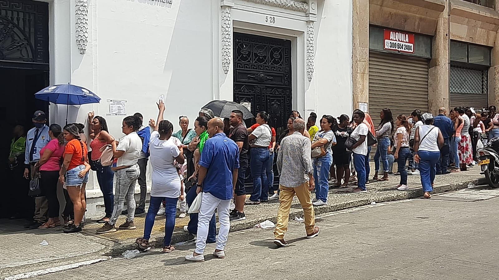 Bajo el sol, los caleños hacen fila para reclamar la Renta Ciudadana.