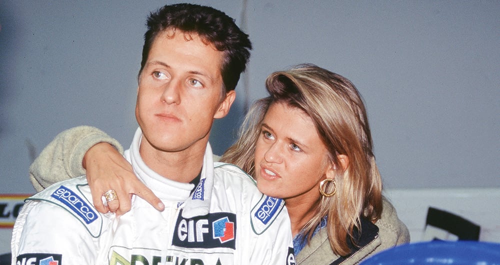 El piloto automovilístico Michael Schumacher  sufrió un terrible accidente esquiando en lo Alpes Franceses en 2013 que lo dejó con una lesión cerebral permanente. 