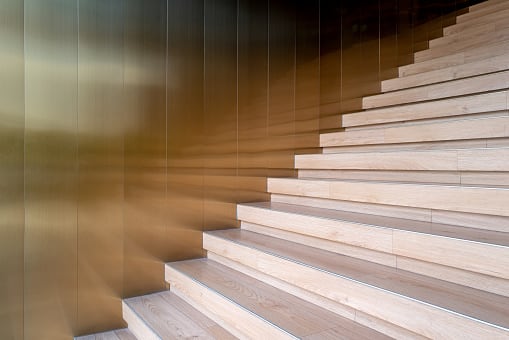 Mujer cayó de las escaleras