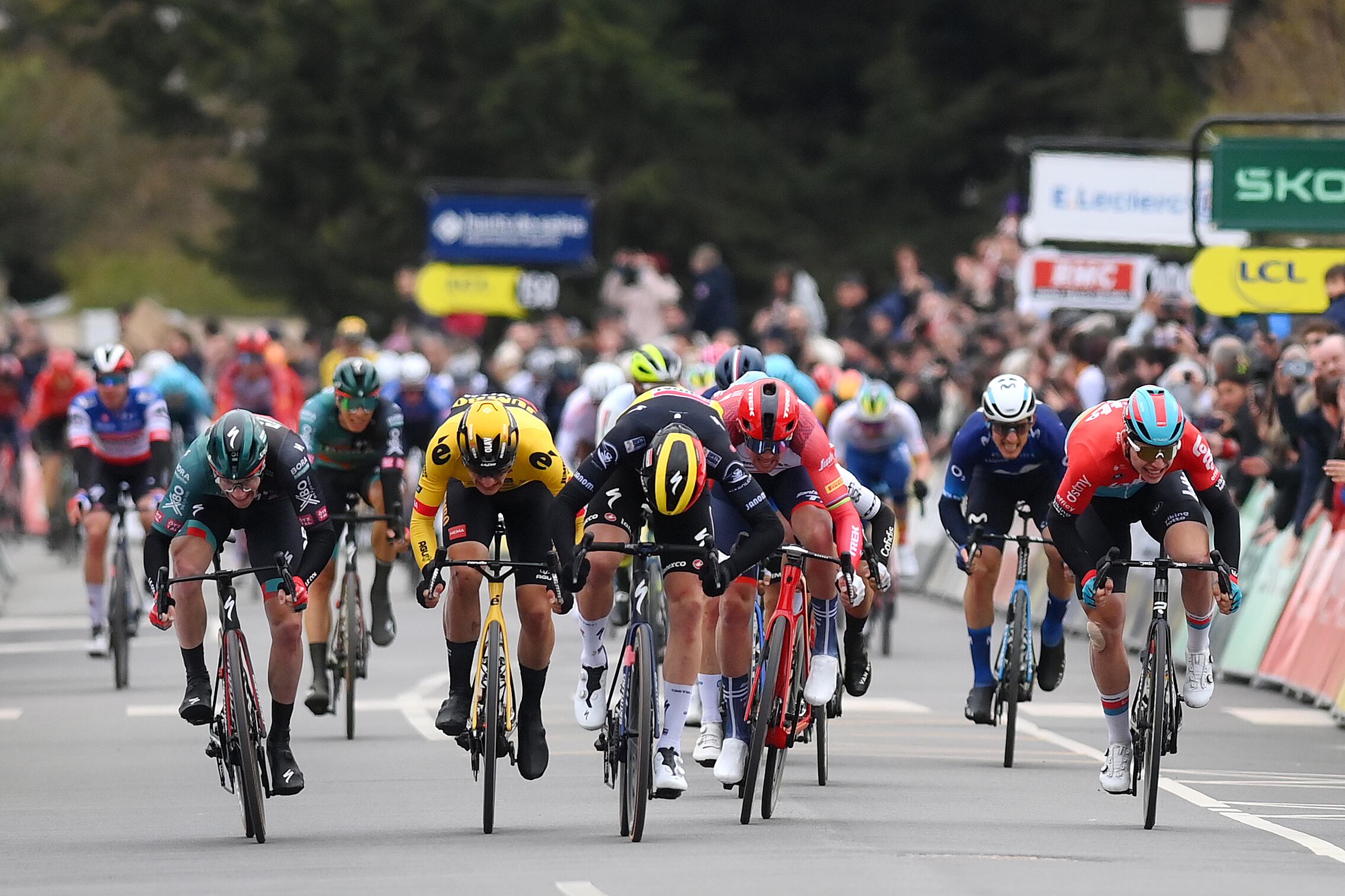 El belga Tim Merlier del Soudal Quick-Step se quedó con el srpint final.
