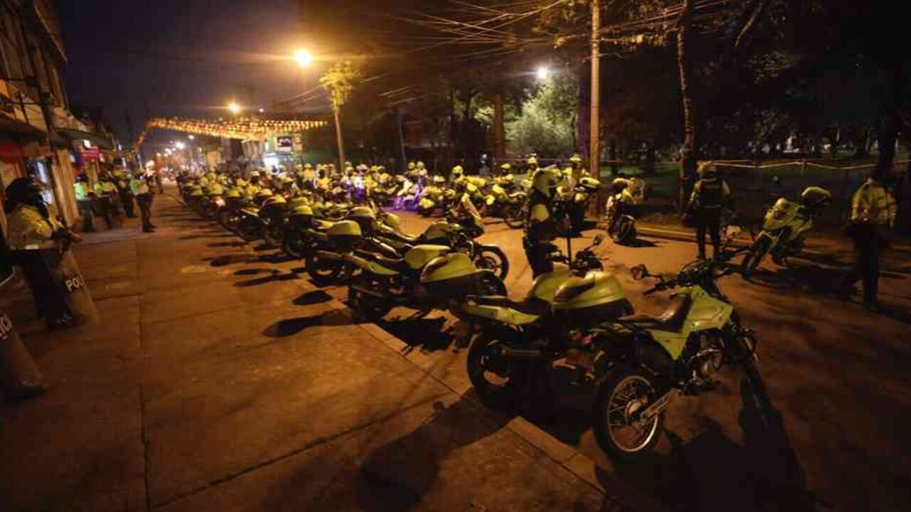 En video: comunidad indignada le destruyó el carro a delincuentes que atracaron un local comercial en Engativá