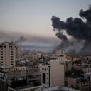 Una humareda se alza sobre Ciudad de Gaza tras ataques aéreos israelíes, el miércoles 12 de mayo de 2021. Rondas de cohetes salían de Gaza mientras Israel bombardeaba el territorio el miércoles por mañana, en el estallido de violencia más grave desde la guerra de 2014. El nivel de violencia y la falta de un final claro recordaban al devastador conflicto de 50 días de hace siete años. Foto: AP / Khalil Hamra.