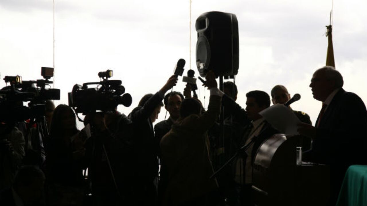 Periodistas en una rueda de prensa sobre cómo humanizar la guerra.