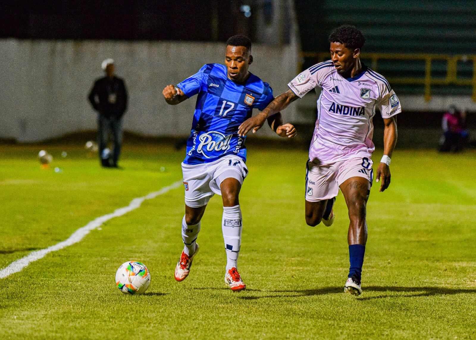 Samuel Martín de Millonarios pelea una pelota con José Ampudía del Chicó.