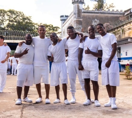 La organización compartió una serie de fotografías que muestran el rostro humano de quienes actualmente enfrentan procesos o cumplen condenas en ese país.