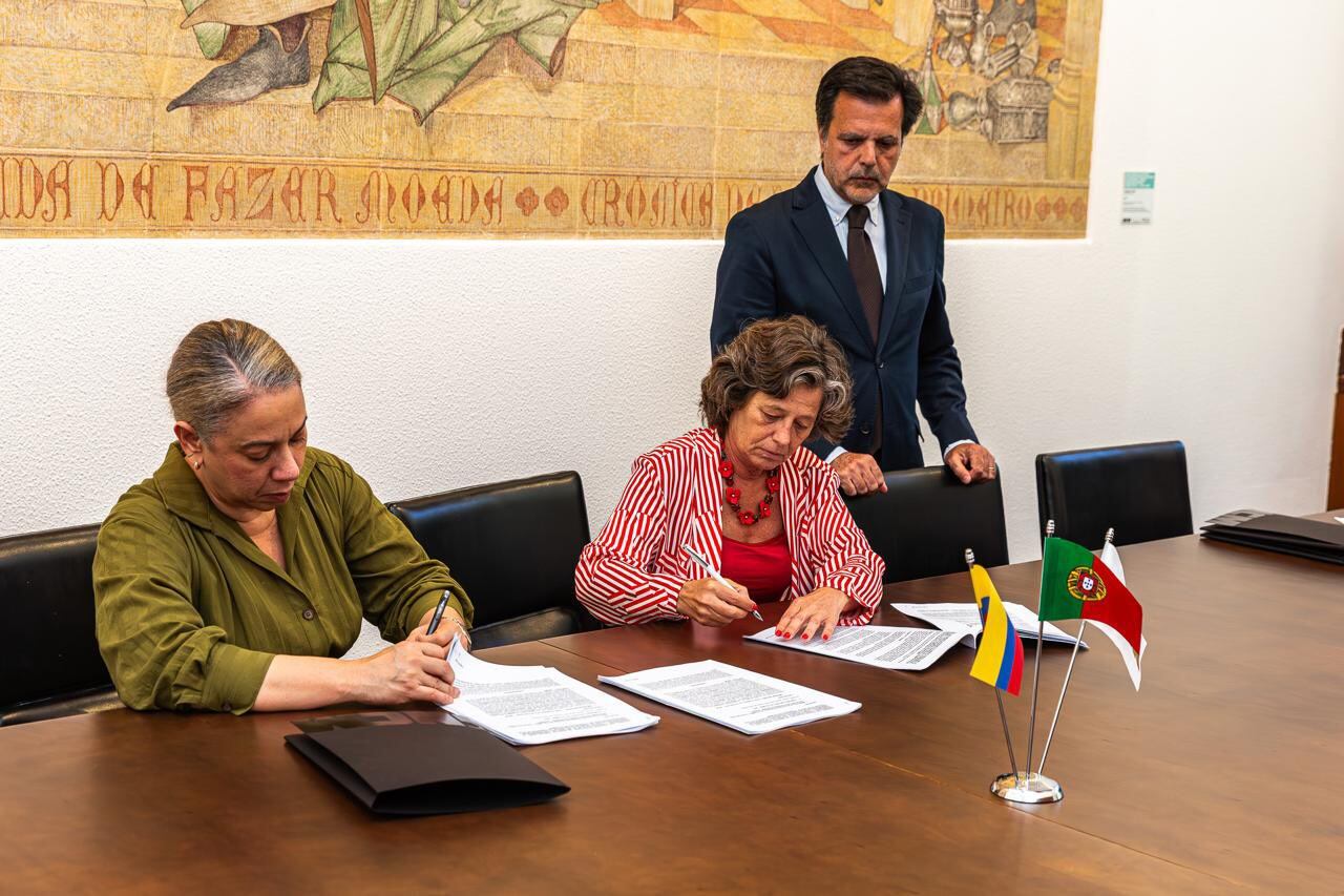 Firma del convenio entre Colombia y Portugal para la impresión de pasaportes.