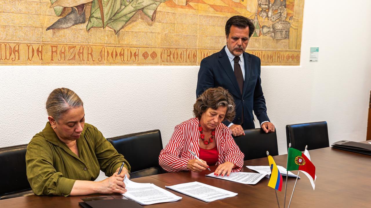 Firma del convenio entre Colombia y Portugal para la impresión de pasaportes.