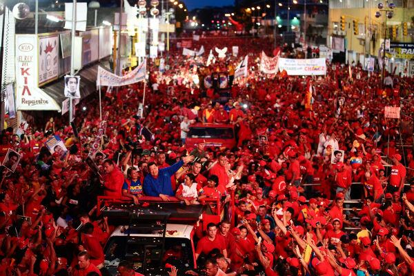 El presidente venezolano, Hugo Chávez, durante caravana electoral en la ciudad de Maturín, Estado Monagas (Venezuela)