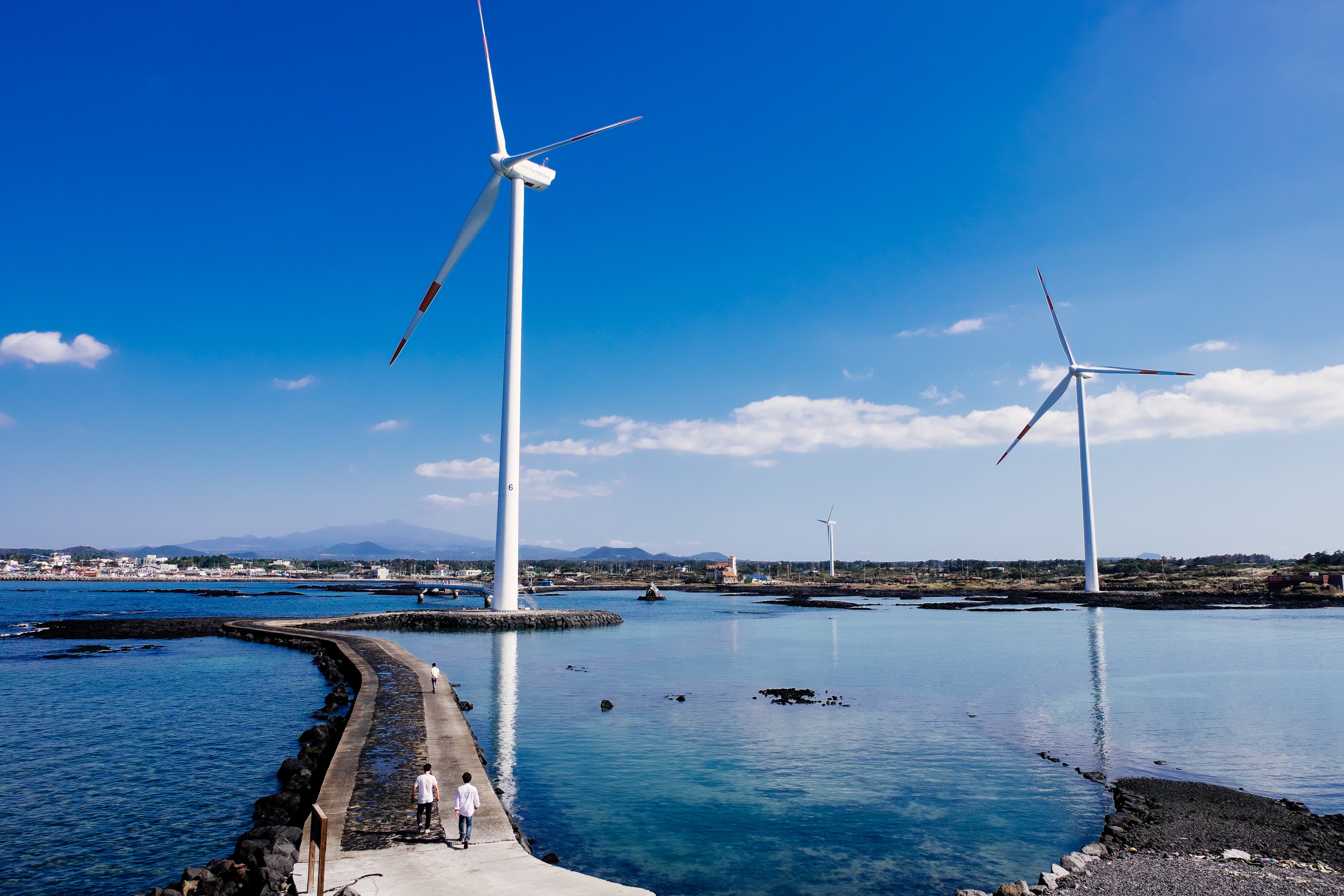 La principal apuesta de la isla Jeju, en Corea del Sur, es fomentar el ecoturismo marítimo a través de la pesca sostenible, el uso de energías renovables y la limpieza de desechos plásticos en los océanos mediante robots.