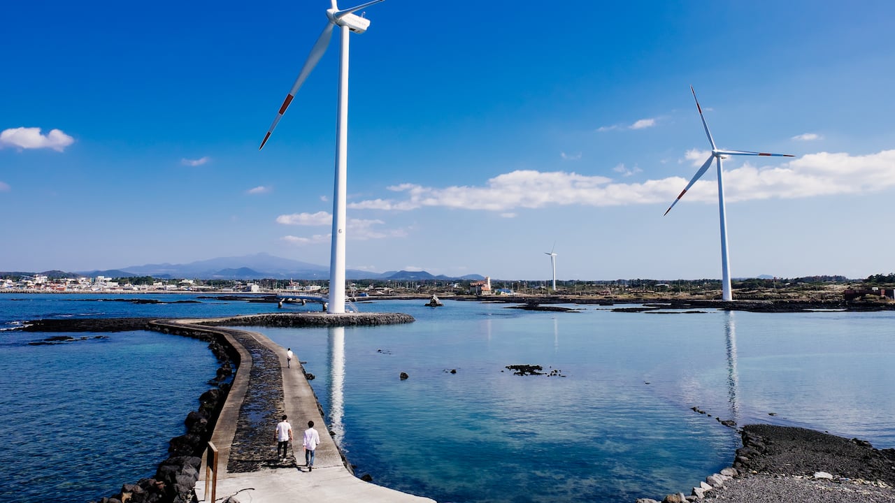 La principal apuesta de la isla Jeju, en Corea del Sur, es fomentar el ecoturismo marítimo a través de la pesca sostenible, el uso de energías renovables y la limpieza de desechos plásticos en los océanos mediante robots.