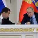 El presidente ruso Vladimir Putin (R) escucha al Primer Ministro Dmitry Medvedev (L) durante la reunión del Consejo de Estado en el Gran Palacio del Kremlin el 26 de diciembre de 2019 en Moscú, Rusia.