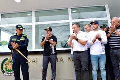 Alcalde Char entregando un Cai de la Policía en Santa María.